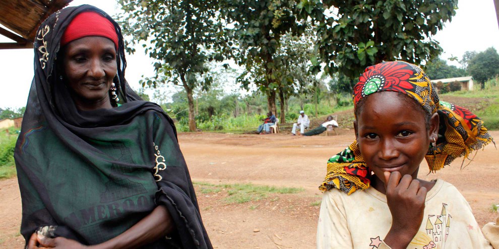 Ob sie jemals Gerechtigkeit erfahren wird? Jenabou (rechts) aus dem Dorf Boguera ist eines der Opfer der Gewalt in der Zentralafrikanischen Republik. In ihrem Dorf wurden Dutzende Einwohner getötet, darunter ihre Eltern. Die Amnesty Researcherin Joanne Mariner traf die damals 11-Jährige im Dezember 2013 nach dem Massaker. «Sie konnte kaum sprechen», sagt Joanne. «Sie wollte mit der Welt um sie herum nichts mehr zu tun haben und zog sich völlig in sich zurück.» © AI