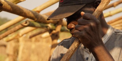 Ein ehemaliger Bewohner des Lagers für Vertriebene in Alindao, der sich in Bambari eine neue Unterkunft baut © Joanne Mariner/Amnesty International