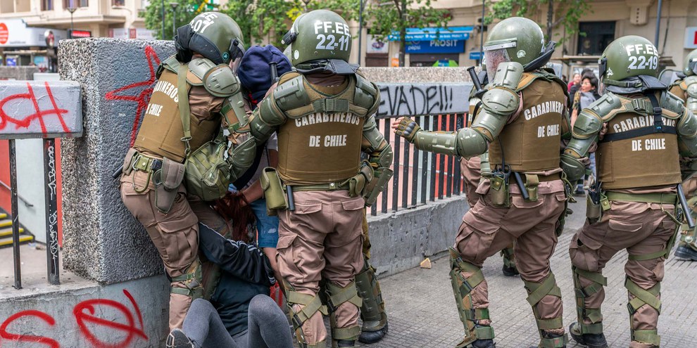 Polizisten verhaften einen Demonstranten in Santiago de Chile, 19. Oktober 2019. © abriendomundo / shutterstock.com