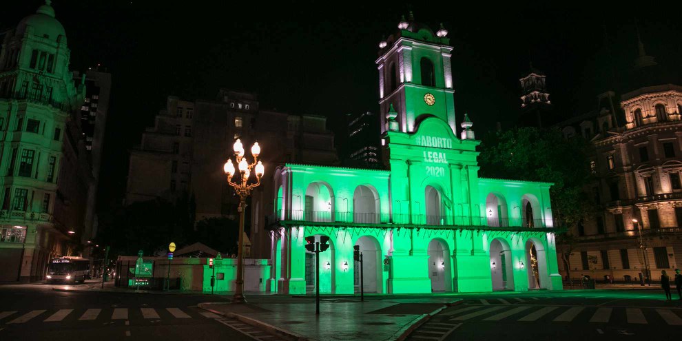 Im November hat Amnesty International das Cabildo, eines der bekanntesten Gebäude in Buenos Aires, mit den grünen Farben der Bewegung für legalen Schwangerschaftsabbruch beleuchtet, um die Kampagne besser sichtbar zu machen. © Amnesty International