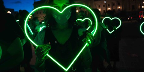 Eine Aktivistin feiert die Legalisierung der Abtreibung in Argentinien, nachdem der Senat die historische Gesetzesänderung am 29. Dezember 2020 verabschiedet hat. © Tomás Ramírez Labrousse / Amnesty International