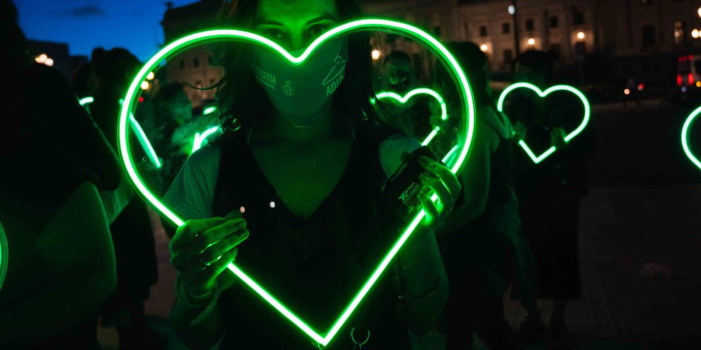 Eine Aktivistin feiert die Legalisierung der Abtreibung in Argentinien, nachdem der Senat die historische Gesetzesänderung am 29. Dezember 2020 verabschiedet hat. © Tomás Ramírez Labrousse / Amnesty International