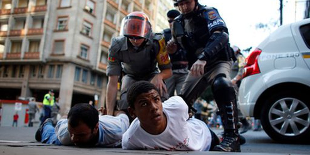 Die Polizei bei der Festnahme von zwei Demonstranten in Porto Alegre, Juni 2014. © MARKO DJURICA/Reuters/Corbis