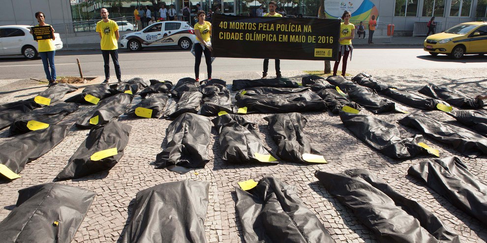 Aktion mit 40 Leichensäcken symbolisch für die von der Polizei getöteten Menschen. Rio de Janeiro, 27. Juli 2016© Felipe Varanda/Amnesty International