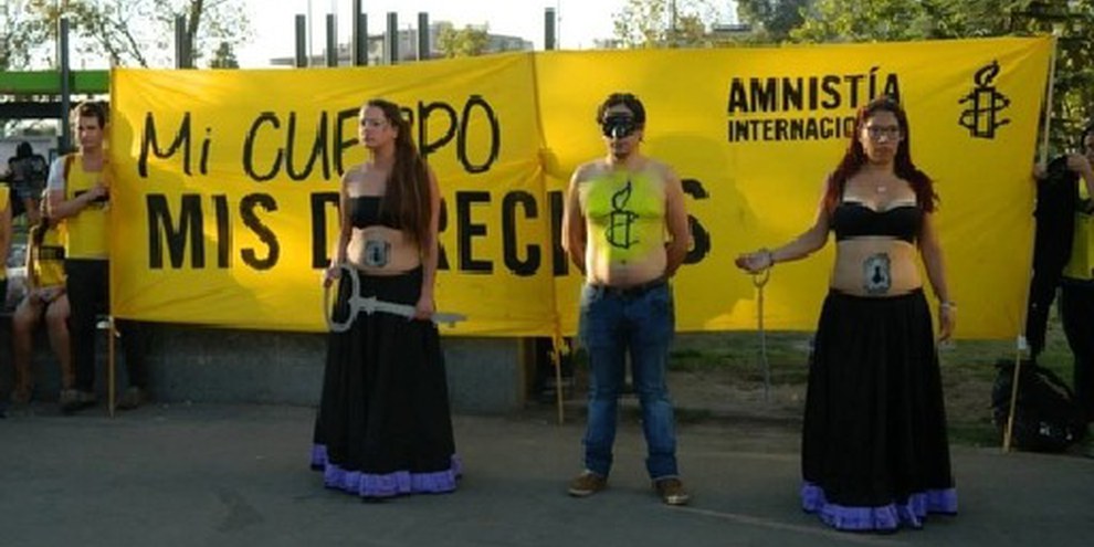 AI Aktivistinnen demonstrieren für das Recht selbst entscheiden zu können, ob und wann sie Kinder bekommen möchten. Santiago, Chile 2014.