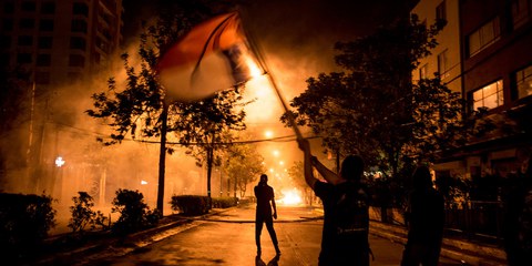 Die Proteste in Chile entzündeten sich an einer Erhöhung der Preise für U-Bahn-Tickets, die von der Regierung inzwischen zurückgenommen wurde. Hintergrund der Proteste ist die soziale Unzufriedenheit über die tiefe Kluft zwischen Arm und Reich in dem südamerikanischen Land. © Mateo Lanzuela