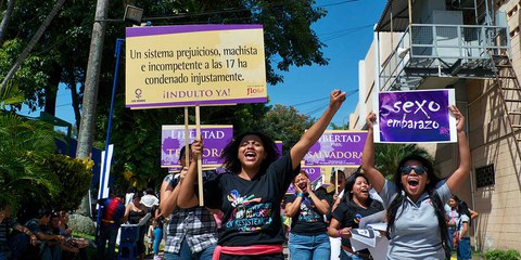 Die Jugendorganisation Colncidir fordert die Freilassung von Frauen, die wegen Fehlgeburten inhaftiert sind. © Øle Schmidt