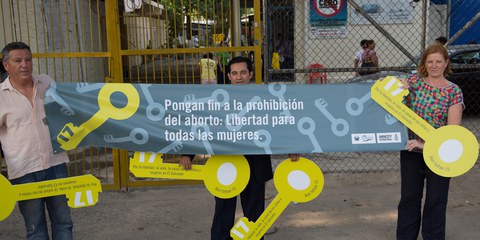 Aktivistinnen und Aktivisten fordern die Freilassung der Frauen, die wegen mutmasslicher Abtreibung im Gefägnis sitzen. El Salvador, April 2015 