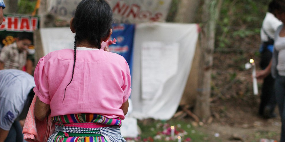 Frau beim stillen Protest gegen eine Goldmine auf dem Land der indigenen Gemeinschaft.  © James Rodriguez / mimundo.org 