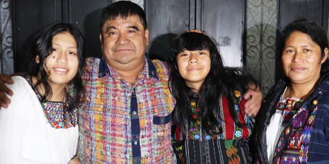 Bernardo Caal Xol nach seiner Freilassung mit seiner Familie © privat