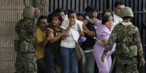 AnhängerInnen des gestürzten Präsidenten werden Opfer von Repressionen ©AP/PA Photo/Eduardo Verdugo