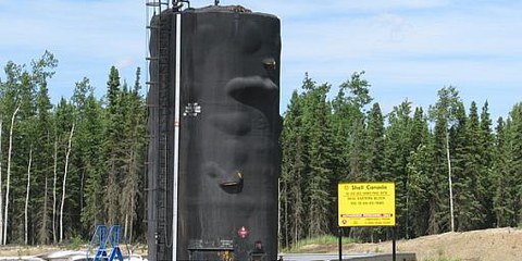 Erdgas- und Erdölförderungsanlage in dem Gebiet der Lubicon Cree © AI