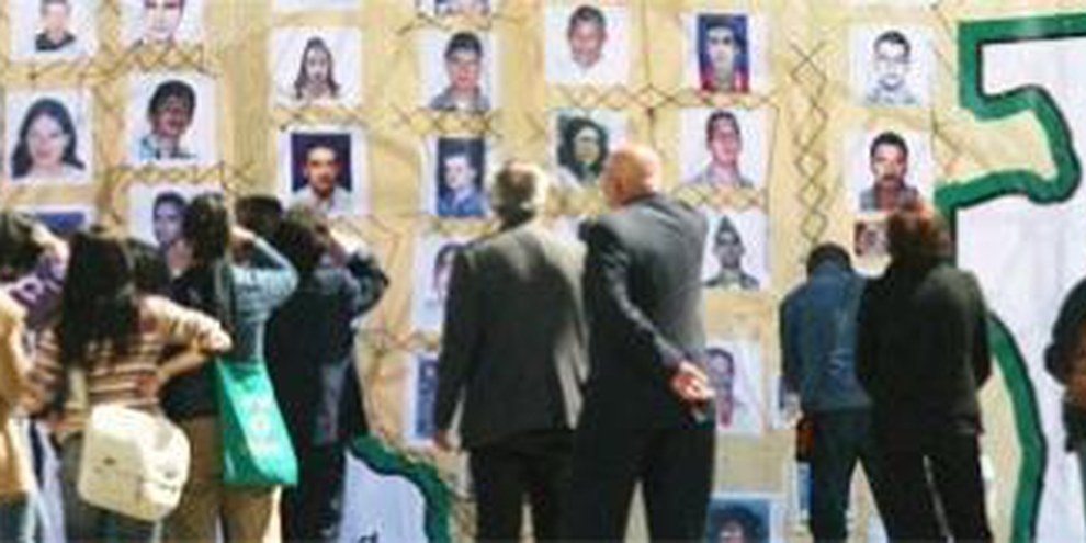 Passanten in Bogotá betrachten die Photos von Opfern des Konflikts © AP/PA Photo/ William Fernando Martinez