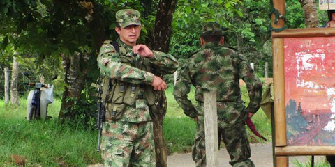 Militärangehörige begleiten das Institut für ländliche Entwicklung INCODER bei einem Feldbesuch in der Gemeinde Cabuyaro (Symbolbild). © Corporación Claretiana Norman Pérez Bello - Centro Claretiano de Investigación y Educación Popular, 2011.