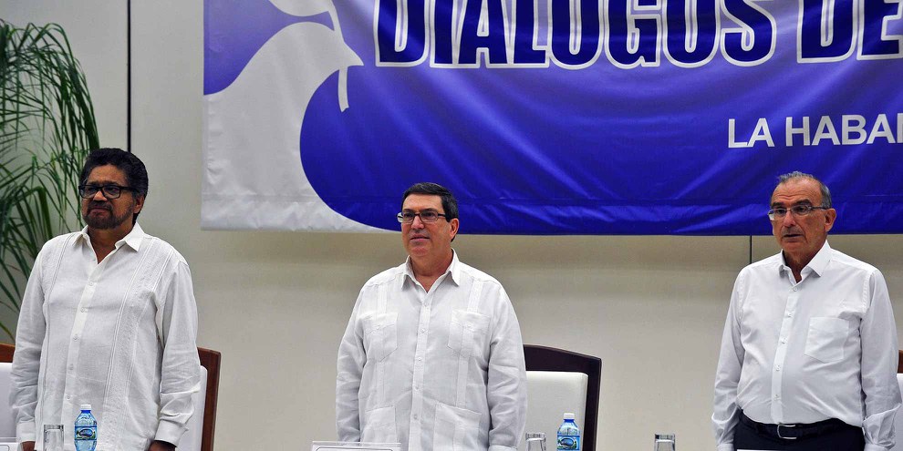 Die Unterhändler der Farc, Ivan Marquez (links) und der Regierung Kolumbiens, Humberto de la Calle (rechts), mit Bruno Rodriguez, Aussenminister des Gastgeberlandes Kuba. 24. August 2016. © AFP/Getty Images