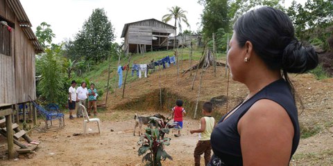 Die indigene Gemeinschaft Wounaan Phubuur in Chocó wurde durch die bewaffneten Konflikte aus ihren Häusern vertrieben. © AI