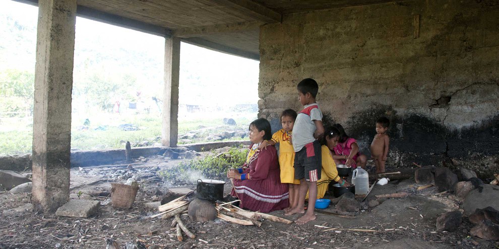 Eine vertriebene Familie, die sich in einer verlassenen Schule eine provisorische Unterkunft errichtet hat. Alto Andágueda, 2012. © Steve Cagan