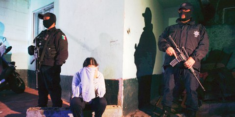 Polizisten verhaften eine Frau in Mexiko City, die des Drogenhandels verdächtigt wird. © Reuters