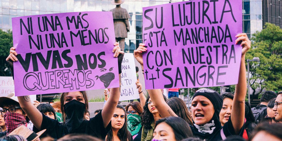 Demonstrantinnen protestieren gegen die Gewalt gegen Frauen in Mexiko Stadt im August 2019. © fedeztez93 / shutterstock.com