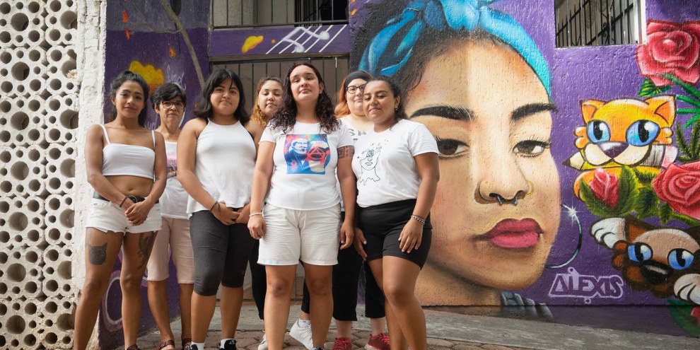 Nach einem erneuten Feminizid demonstrierten diese Aktivistinnen im November 2020 in Cancun gegen die Gewalt an Frauen und wurden dabei von der Polizei beschossen. © Maho Irigoyen/Amnesty International