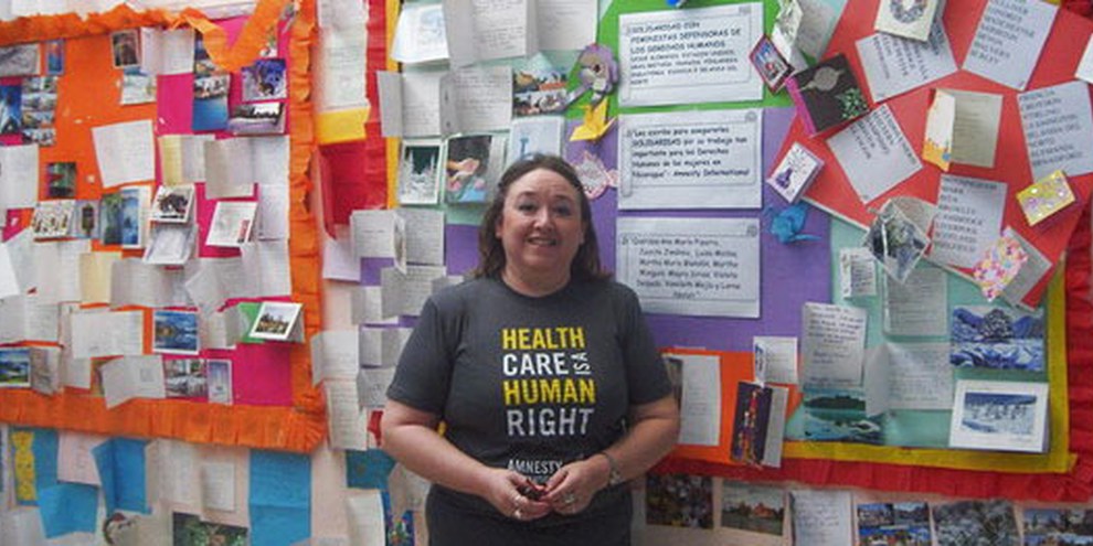 Ana María Pizarro  mit Solidaritätskarten aus der ganzen Welt © SI Mujer