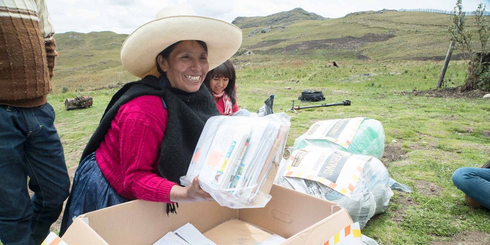 Máxima Acuña beim Auspacken der Solidaritätsbotschaften aus der ganzen Welt, die sie gleich kistenweise erhielt. © Amnesty International