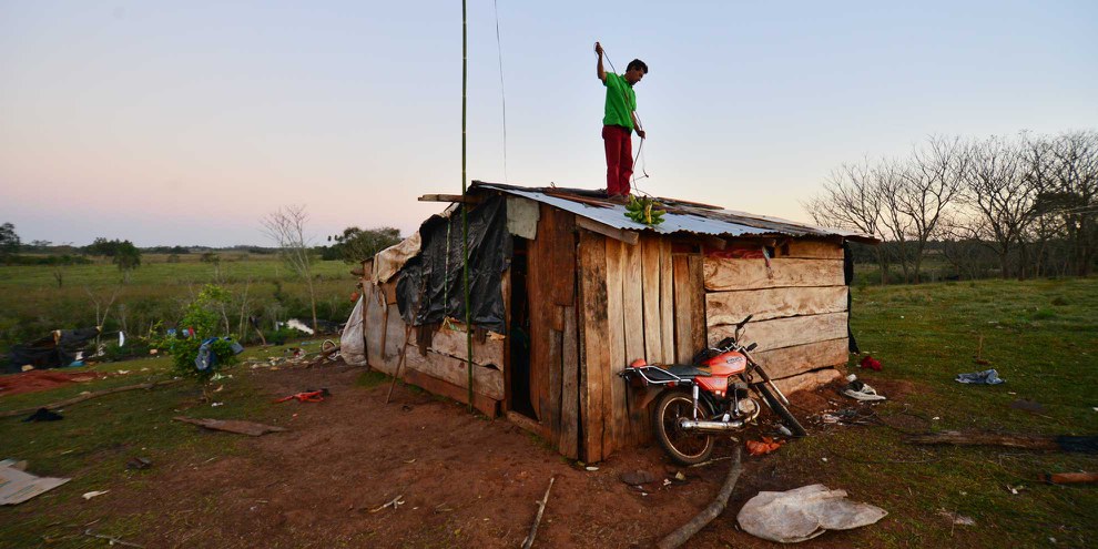 Wiederaufbau eines Hauses in Guahory in Paraguay, einer Bauerngemeinde, die 2016 und 2017 mit Zwangsräumungen konfrontiert war. © Amnesty International/Gustavo Luis Pereira Verly