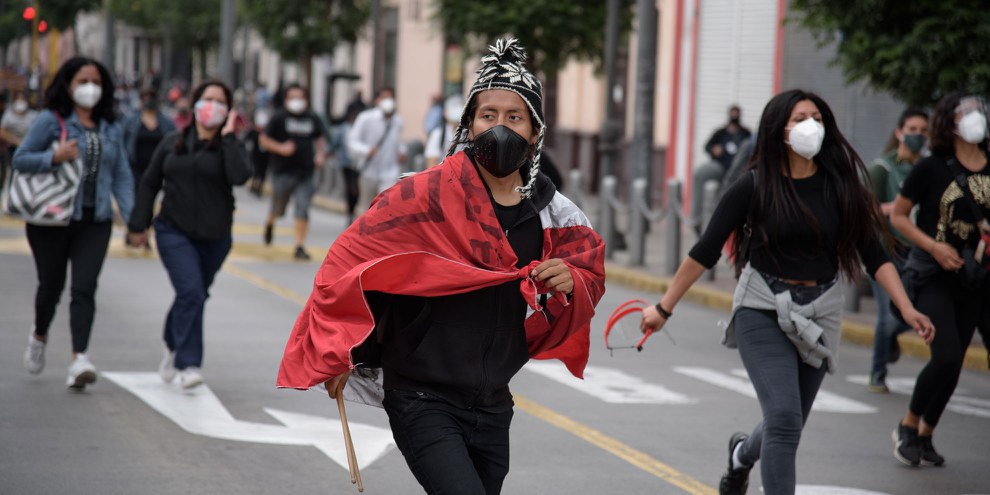 Bereits bei den Protesten gegen die Inauguration des neuen Präsidenten Manuel Merino am 10. November kam es zu Polizeigewalt. © Joel Salvador / shutterstock.com