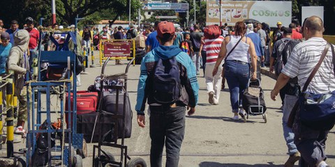 Flüchtlinge aus Venezuela an einem Grenzübergang. © Amnesty International/Sergio Ortiz