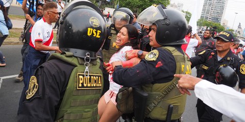 Eine Frau wird verhaftet, weil sie rote Farbe gegen die Polizei geworfen hat an einer Demonstration in Lima vom 3. Januar 2023 © IMAGO / ZUMA Wire / Carlos Garcia Granthon