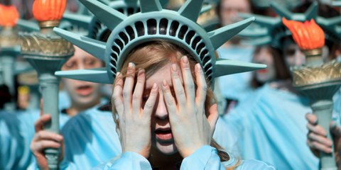 Einhundert «Freiheitsstatuen» versammelten sich im April 2017 vor der US-Botschaft in London. © Marie-Anne Ventoura/Amnesty UK