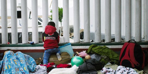 Das Kind einer Familie, die in den USA Schutz sucht, in Tijuana an der Grenze zwischen Mexiko und den USA. © Sergio Ortiz/Amnesty International