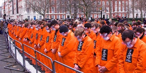 Demonstrierende fordern vor der amerikanischen Botschaft in London die Schliessung des Gefangenenlagers Guantánamo Bay auf Kuba. Pres Panayotov / shutterstock.com