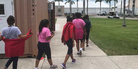 Unbegleitete jugendliche Migrantinnen in Homestead. © US department of Health and Human Service / wikicommons