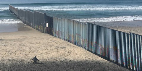 Die Grenze zwischen Mexiko und den USA wird für Asylsuchende immer unüberwindbarer. © Alli Jarrar/ Amnesty International