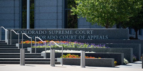 Vor dem Supreme Court in Denver, der Hauptstadt des Bundesstaates Colorado. © Epiglottis / shutterstock.com