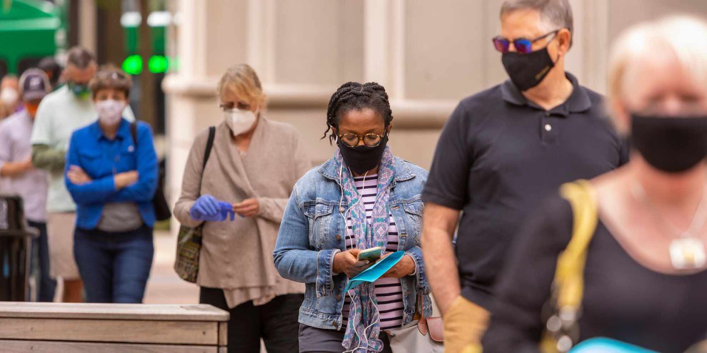 Die USA sind gespalten wie nie zuvor, entsprechend angespannt ist die Stimmung in der Bevölkerung. Bild: Wählende in Arlington, Virginia. © Shuttersock/Rob Crandall