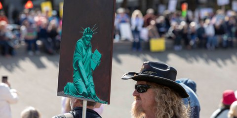 Tausende von Demonstrant*innen versammelten sich am 5. April 2025 in Seattle zur «Hands Off!»-Kundgebung.  © Zuma/Imago