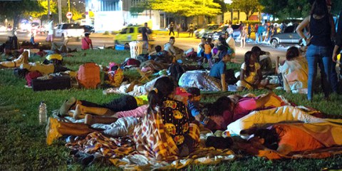 Tausende Venezolanerinnen und Venezolaner mussten das Land verlassen, um sich medizinisch versorgen zu können, wie diese, die in der Stadt Cúcuta in Kolumbien auf Behandlung warten. © Amnesty International/Sergio Ortiz