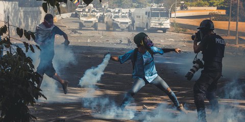 Zahlreiche DemonstrantInnen gingen im Januar 2019 gegen die Politik von Nicolas Maduro auf die Strasse. © Julio Lovera / shutterstock