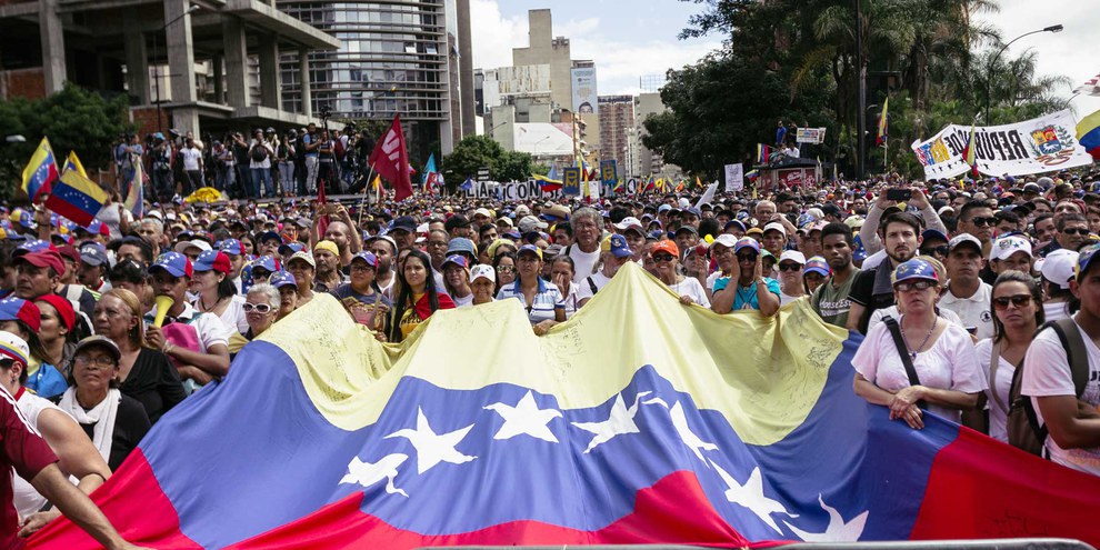 Protestmarsch der Anhänger und Anhängerinnen der Opposition in Caracas im Januar 2019. © Regulo Gomez / shutterstock.com