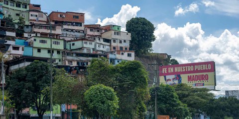 Amnesty International warnt vor Menschenrechtsrisiken nach US-Militäraktion in Venezuela Armut trotz Ölreichtum: Während der Herrschaft von Nicolás Maduro rutschten Millionen Menschen in die Armut, Millionen verliessen das Land. © Jimmy Villalta / imago