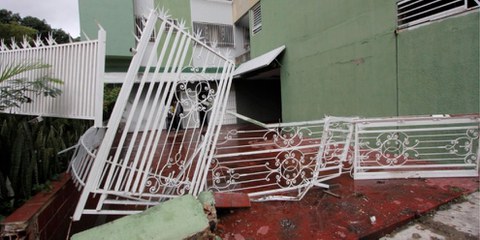 Das Eingangstor der Wohnsiedlung Paraíso in Caracas wurde zerstört, als mehrere Sicherheitseinheiten die Anlage stürmten. © Omar Veliz / El Nacional