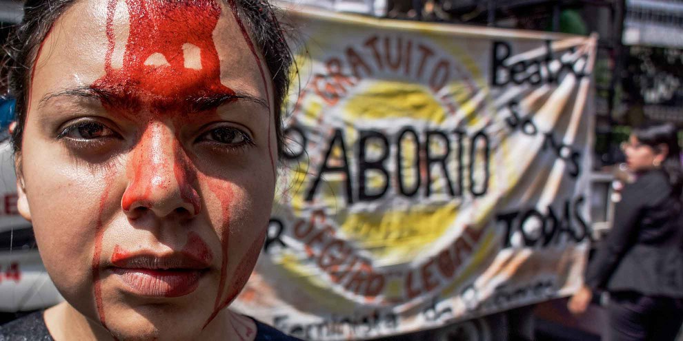 Frauenrechtsaktivistinnen demonstrieren vor dem obersten Gerichtshof El Salvadors für eine Entkriminalisierung des Schwangerschaftsabbruches. © Giles Clarke