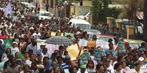 Demonstration, die an den Internationalen Tag zur Beseitigung der Gewalt gegen Frauen erinnert. Santo Domingo, Dominikanische Republik, 25. November 2014. © Erika Santelice