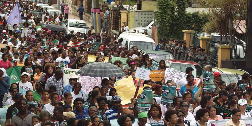 Demonstration, die an den Internationalen Tag zur Beseitigung der Gewalt gegen Frauen erinnert. Santo Domingo, Dominikanische Republik, 25. November 2014. © Erika Santelice