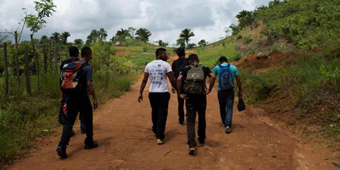 Beim Überqueren der Grenze nach Guatemala: Tausende Menschen verlassen in Zentralamerika ihre Heimat aus Angst vor Gewalt. © Amnesty Internacional / Encarni Pindado