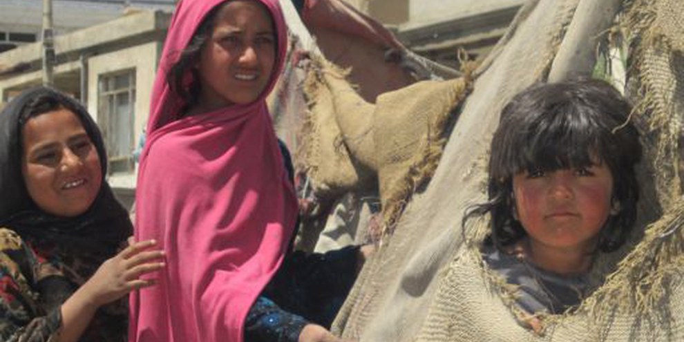 Jugendliche Bewohnerinnen eines Slums von Kabul vor ihrer provisorischen Behausung. © AI 