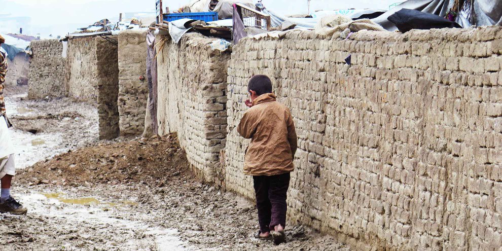 Ein Kind im Lager für intern Vertriebene von Chaman-e-babrak in Kabul. © Amnesty International