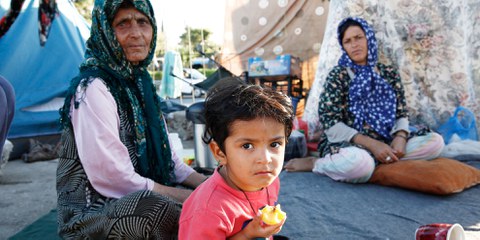 Viele afghanische Flüchtlinge sitzen in europäischen Flüchtlingscamps fest, wie diese Familie, die fünf Monate am alten Flughafen von Elliniko bei Athen ausharren musste. © Giorgos Moutafis/Amnesty International